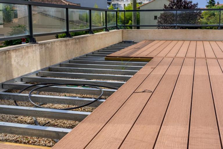 La construction d'une terrasse à Pontarlier dépend du matériau choisi
